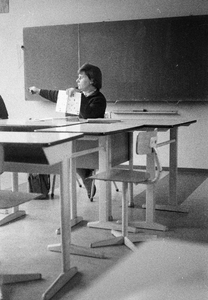 845240 Afbeelding van een leerkracht in een klas van de IVO-school P.F. van Overbeekeschool (Barnsteenlaan 6) te Utrecht.